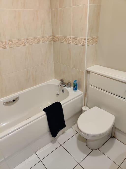Next To The Palace And Royal Mile With Parking Edinburg Exteriör bild