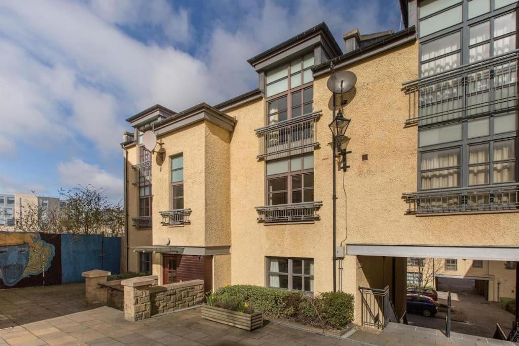 Next To The Palace And Royal Mile With Parking Edinburg Exteriör bild
