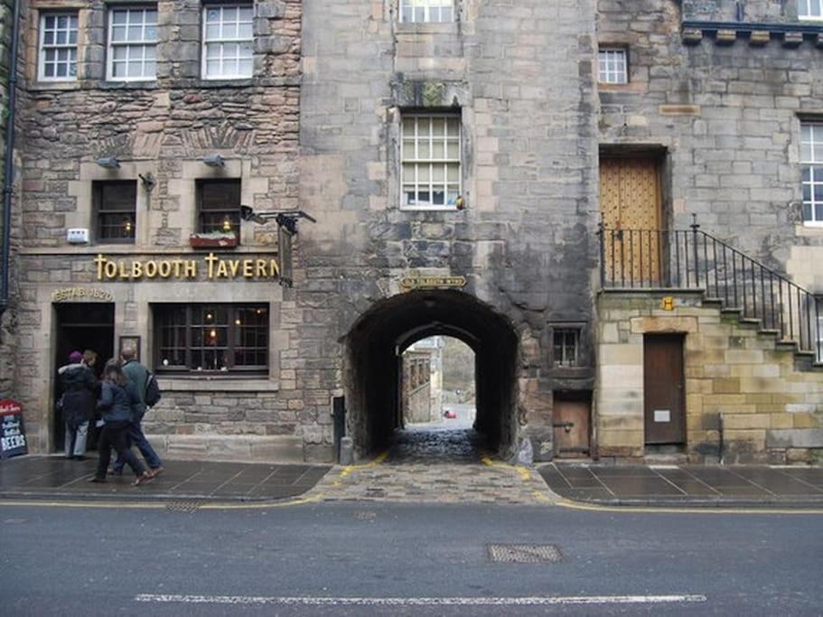 Next To The Palace And Royal Mile With Parking Edinburg Exteriör bild