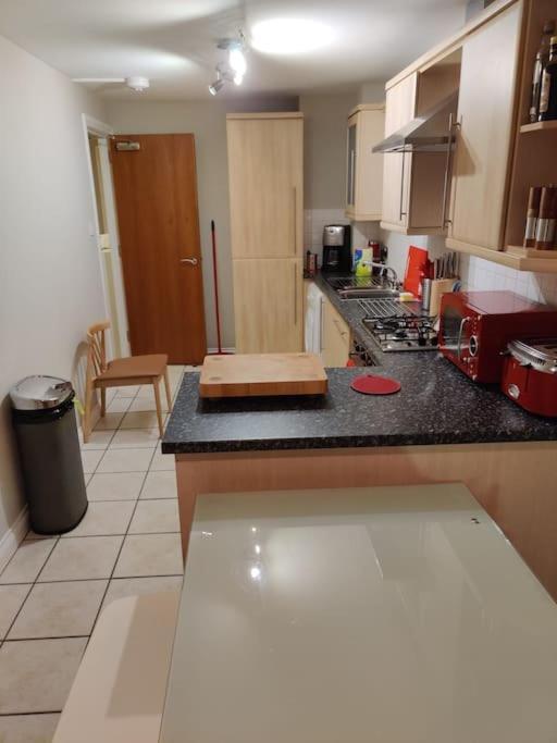 Next To The Palace And Royal Mile With Parking Edinburg Exteriör bild
