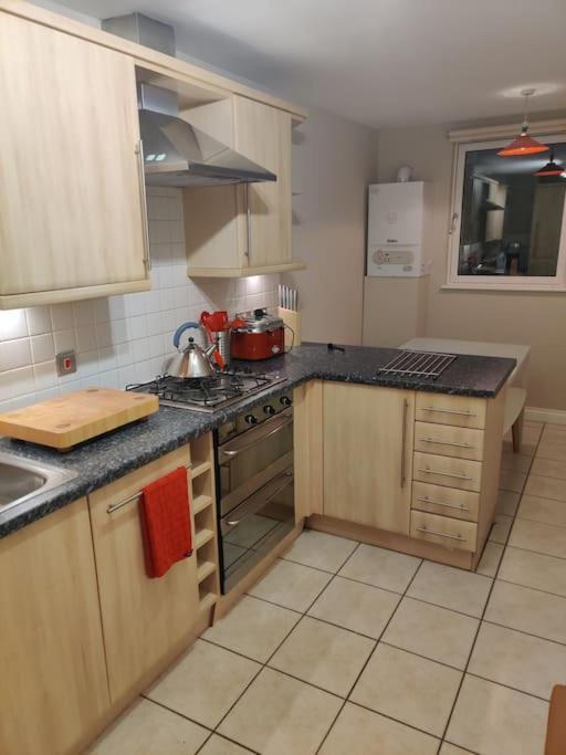 Next To The Palace And Royal Mile With Parking Edinburg Exteriör bild
