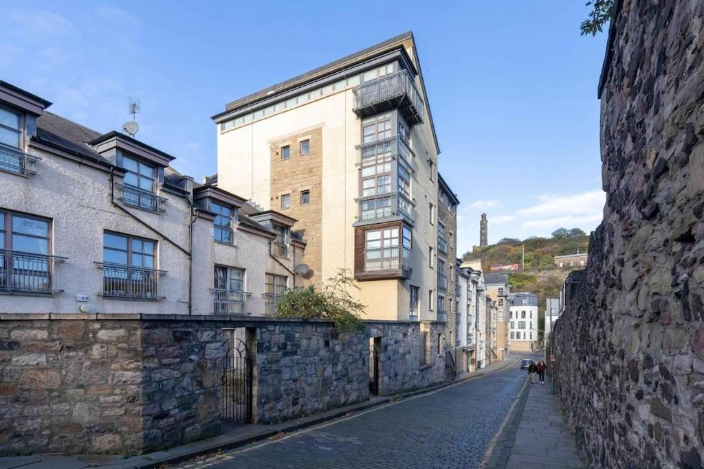 Next To The Palace And Royal Mile With Parking Edinburg Exteriör bild