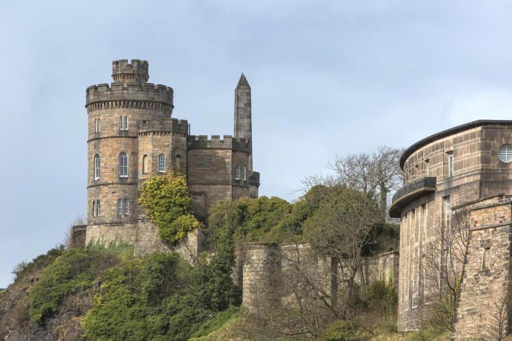 Next To The Palace And Royal Mile With Parking Edinburg Exteriör bild