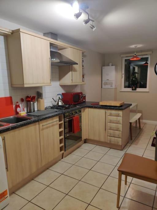 Next To The Palace And Royal Mile With Parking Edinburg Exteriör bild