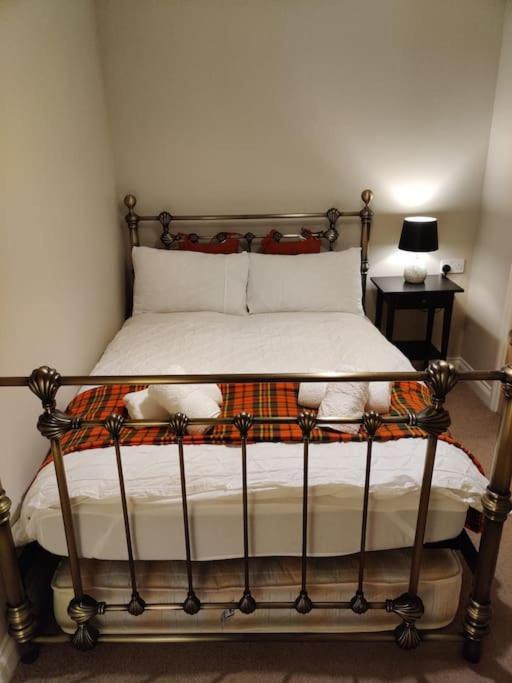 Next To The Palace And Royal Mile With Parking Edinburg Exteriör bild