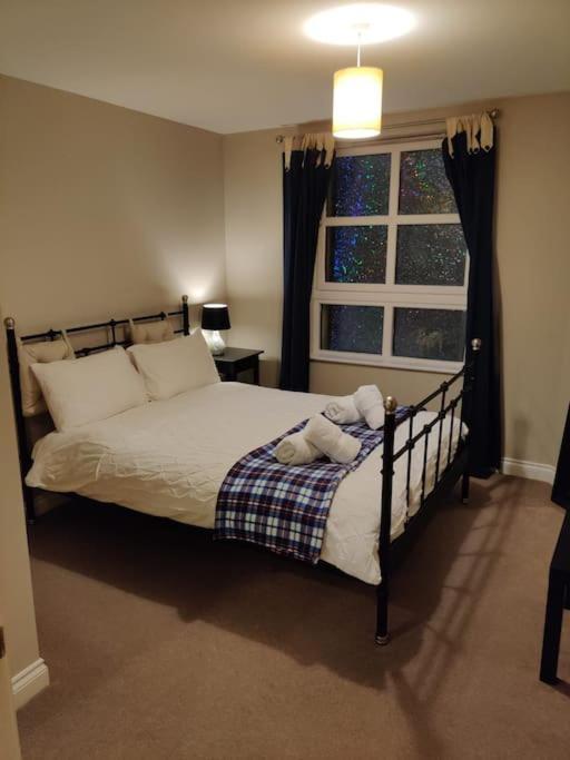 Next To The Palace And Royal Mile With Parking Edinburg Exteriör bild