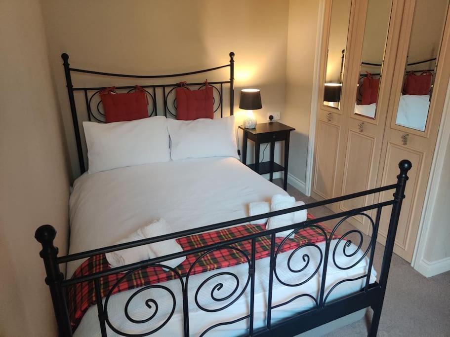 Next To The Palace And Royal Mile With Parking Edinburg Exteriör bild
