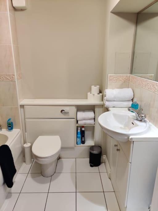 Next To The Palace And Royal Mile With Parking Edinburg Exteriör bild
